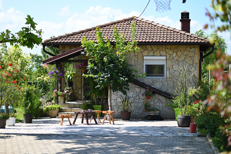  Za najlepše uređeno dvorište proglašeno je dvorište Žike Lazića iz Lapova 